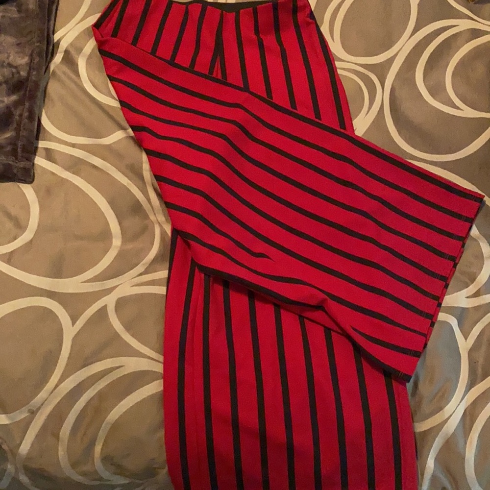 Zara basics Long wide leg Capri. Red w black Small